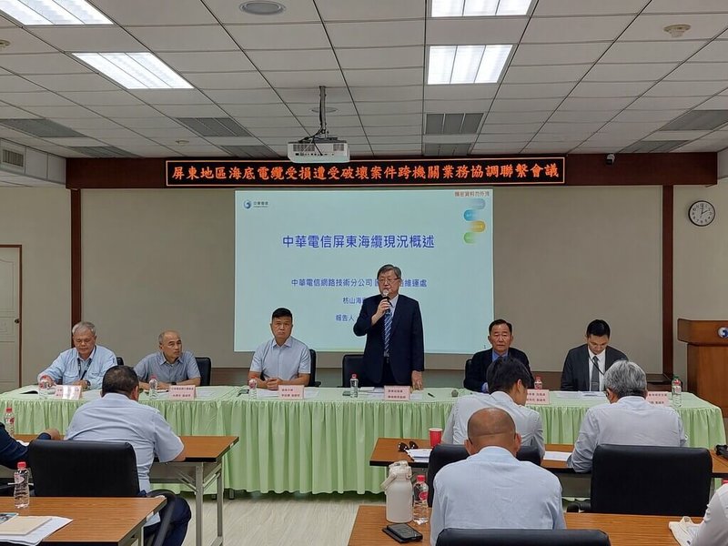 海委會說,因應海底電纜遭破壞衍生的新興犯罪類型,強化對國家關鍵基礎設施的地區聯防能量,28日由屏檢檢察長陳盈錦(站立者)主持會議,討論屏東地區海纜犯罪威脅應變共識,成立「海纜安全聯防地區應變平台」。(海洋委員會提供)中央社記者張已亷傳真 114年4月28日