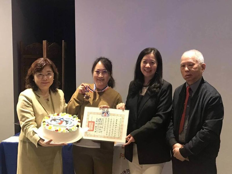 台僑姜至娟(左2)受頒海外優秀青年榮譽獎,駐阿根廷代表謝妙宏(左)手捧姜至娟製作的造型蛋糕展示,華僑救國聯合總會理事長童惠珍(右2)頒發獎章及獎狀,表彰其在阿根廷推廣台灣文化和餐飲的傑出貢獻。(駐阿根廷僑委會提供)中央社記者黃韻如布宜諾斯艾利斯傳真 114年4月28日