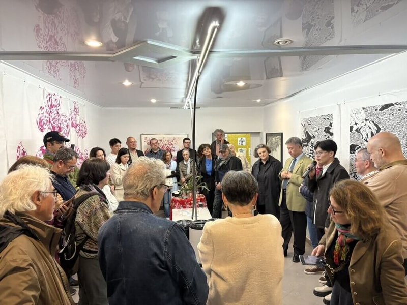 法國亞爾正舉辦「繪畫藝術節」,大櫥窗藝廊與駐普羅旺斯台北辦事處聯合邀請藝術家鄭宇宏(圖右拿麥克風者)、尉任之(圖左後排穿黑西裝外套者)、江坤森(圖左後排穿白衣者)參與off展,於4月13日在大櫥窗藝廊舉行開幕酒會。(駐普羅旺斯台北辦事處提供)中央社記者李若韻亞爾傳真 114年4月28日