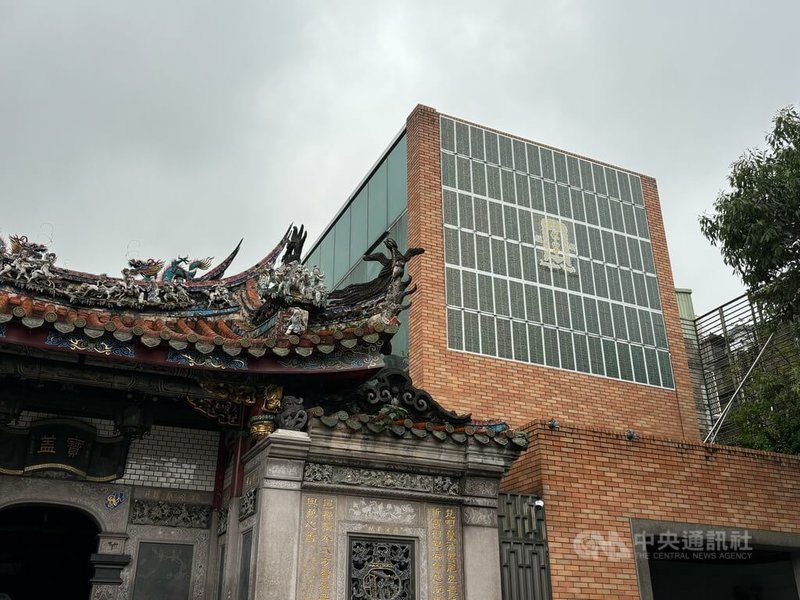 國定古蹟艋舺龍山寺在護廊旁建築上裝設直立式太陽能板,28日在台北市長蔣萬安見證下啟用,預計每年可減碳3000公斤。中央社記者陳昱婷攝 114年4月28日