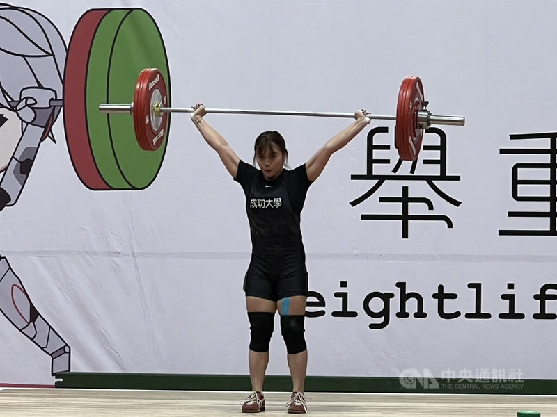 有舉重精靈之稱的奧運國手方莞靈28日在全國大專校院運動會女子舉重49公斤級小試身手,以抓舉78公斤、挺舉95公斤、總和173公斤,拿下銀牌。中央社記者黃巧雯攝 114年4月28日