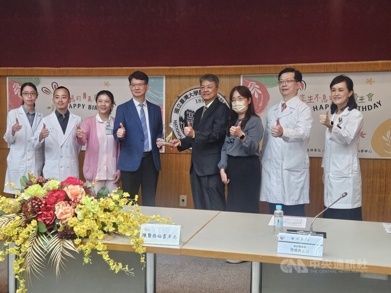 台大醫院復甦科學中心整合「生命之鏈」,對抗心跳停止症候群,將病患從生死邊緣拉回到人生跑道,病友代表致贈感謝狀給台北市衛生局長黃建華(左4)。中央社記者陳婕翎攝 114年4月28日