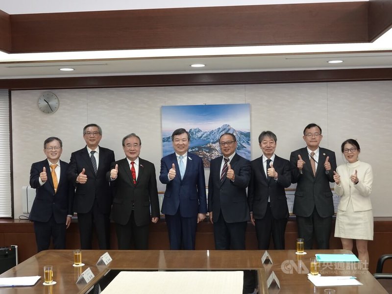 駐日代表處農業組28日舉行揭牌儀式。左起駐日代表處農業組組長王清要、駐日副代表周學佑、農業部政務次長胡忠一、駐日代表李逸洋、日本台灣交流協會專務理事花木出、社團法人大日本水產會會長枝元真徹、社團法人大日本水產會國際部次長岡本行生、駐日代表處農業組副組長蔡淳瑩等人合影。中央社記者楊明珠東京攝 114年4月28日