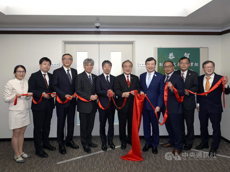 駐日代表處農業組28日舉行揭牌儀式，台日政要齊聚一堂。日本台灣交流協會專務理事花木出（右3）、駐日代表李逸洋（右4）、農業部政務次長胡忠一（右5）等人共同揭牌。中央社記者楊明珠東京攝  114年4月28日