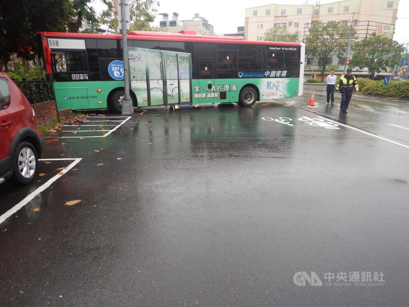 台中中鹿客運89路公車28日上午行經南區一處路口時，疑因下雨導致車輛失控打滑，撞上路邊圍牆後停下，警方獲報到場調查。（翻攝照片）中央社記者蘇木春傳真  114年4月28日