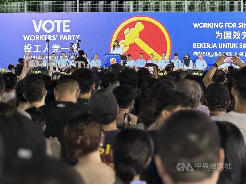 新加坡大選將至,反對黨工人黨28日晚間在北部舉行群眾大會,支持者持標語到場喊口號。中央社記者吳昇鴻新加坡攝 114年4月28日