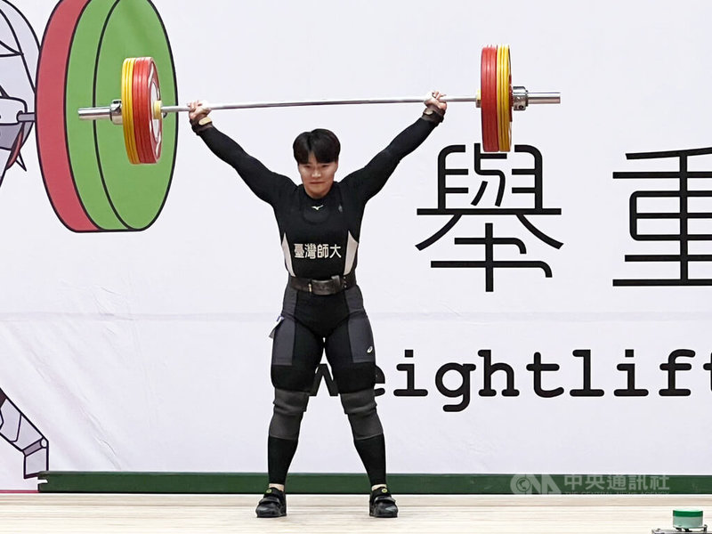 台灣選手陳玟卉(圖)28日在114年全國大專校院運動會女子舉重76公斤級出賽,抓舉以105公斤平全國紀錄,而挺舉138公斤、總和243公斤不僅雙雙改寫全國紀錄,還為台灣師範大學搶下1金。中央社記者黃巧雯攝 114年4月28日
