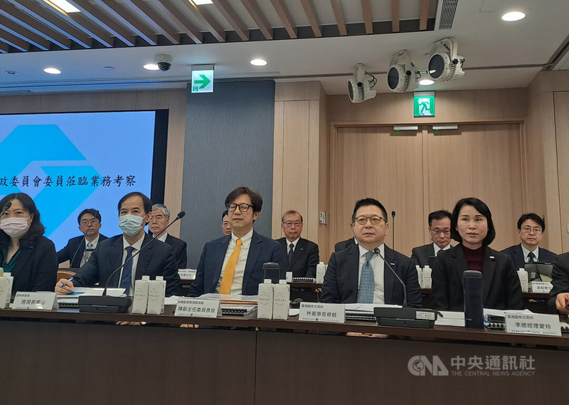 立法院財政委員會28日視察台灣證券交易所,有立委關切,台股受到美國對等關稅政策衝擊,是否會拖累證交所今年獲利,證交所董事長林修銘(前排右2)表示,他對台股有信心,並估計證交所今年每股可望賺8元以上。中央社記者潘智義攝 114年4月28日