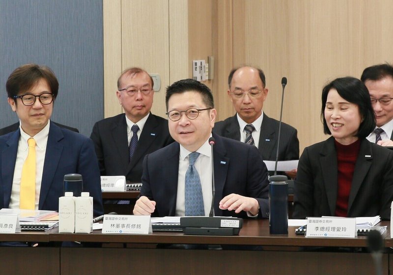 立法院財政委員會28日視察證交所,立委質疑台積電赴美設廠,護國神山連根拔起,台股爆跌,成交量僅新台幣2000多億元。台灣證券交易所董事長林修銘(前中)表示,廠商根在台灣,充分支持台灣資本市場募資功能,對台股有信心。(證交所提供)中央社記者潘智義傳真 114年4月28日