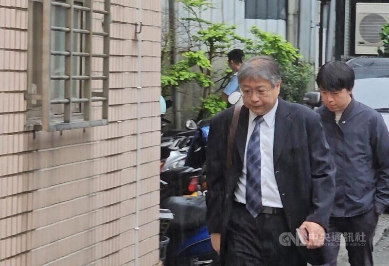 新北地檢署28日偵辦罷免涉不實連署案,主任檢察官陳旭華(前)上午帶隊指揮搜索國民黨新北市黨部。中央社記者王鴻國攝 114年4月28日