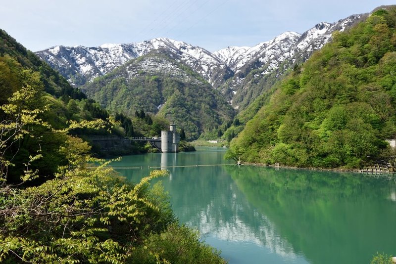 位於日本富山縣境內的黑部峽谷,是當地盛夏消暑、入秋賞楓的首選,並曾獲選日本祕境百選之一。圖為黑部峽谷水庫。(林鐵及文資處提供)中央社記者蔡智明傳真 114年4月28日