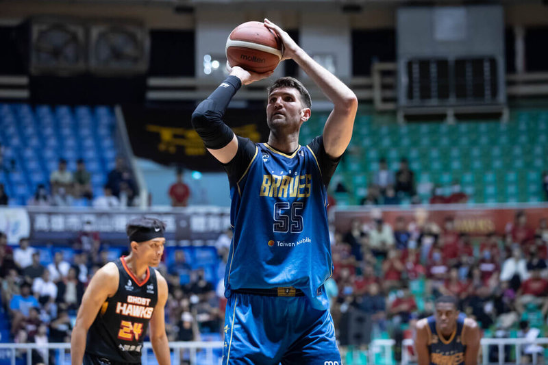 台灣職籃P. LEAGUE+台北富邦勇士28日作客台鋼獵鷹,勇士靠著洋將威希(Jeff Withey)(持球者)攻下「雙10」19分、16籃板,最後以110比90搶下季後賽的關鍵第3勝,如願取得總冠軍賽門票。(PLG提供)中央社記者陳容琛傳真 114年4月28日