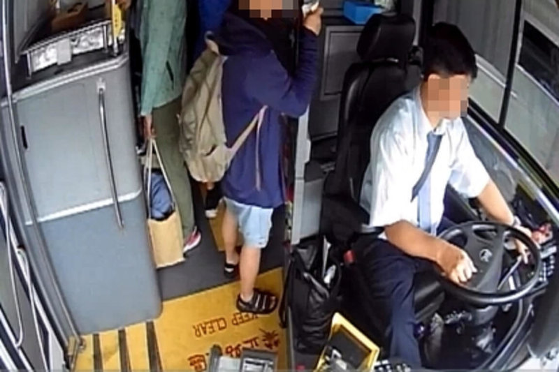 有民眾28日在社群網站發表一段影片,正在開車的公車司機不時分心低頭看擺在方向盤旁兩支手機,並用手指頭點手機螢幕。台南市公共運輸處查證屬實,依法對客運業者開罰,司機遭記過。(台南市公運處提供)中央社記者楊思瑞台南傳真 114年4月28日