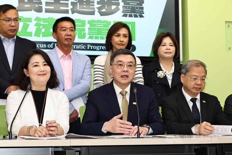 行政院會24日通過規模新台幣4100億元的特別條例草案,行政院長卓榮泰(前中)28日赴民進黨立法院黨團說明,盼能獲得支持。中央社記者翁睿坤攝 114年4月28日