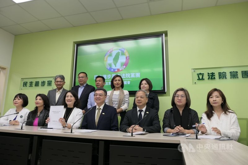 行政院長卓榮泰(前排中)28日為「因應國際情勢強化經濟社會及國土安全韌性特別條例」草案拜會立法院朝野黨團,他表示,此次特別條例不只是針對關稅貿易政策的調整,而是因應國際情勢以及後關稅代因應洗產地、違規轉運及國家資通安全的重大需求。中央社記者林敬殷攝 114年4月28日