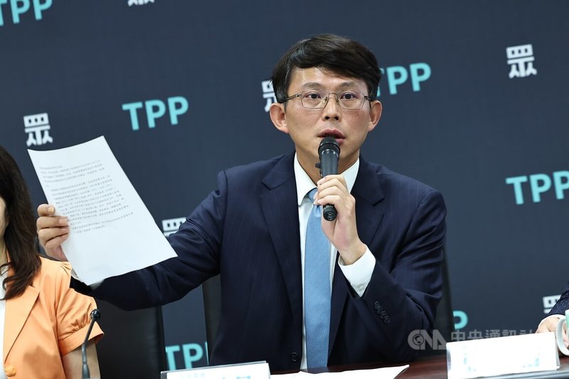 行政院會24日通過規模新台幣4100億元的特別條例草案，行政院長卓榮泰28日上午赴民眾黨團說明預算編列方式與用途。民眾黨立法院黨團於會後舉行記者會，黨團總召黃國昌（圖）說明會議內容。中央社記者翁睿坤攝  114年4月28日