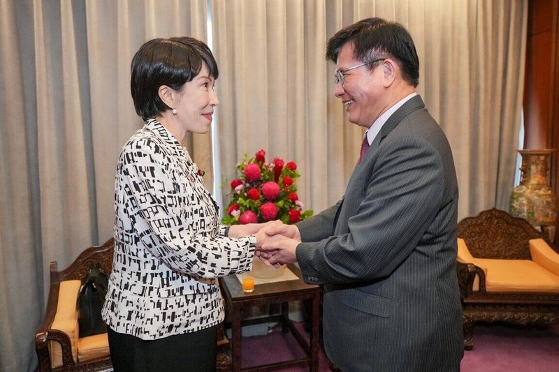 外交部長林佳龍(右)28日午宴日本前經濟安全保障擔當大臣、眾議員高市早苗(左),訪團成員包括眾議員黃川田仁志、尾崎正直,以及參議員佐藤啓等。(外交部提供)中央社記者楊堯茹傳真 114年4月28日