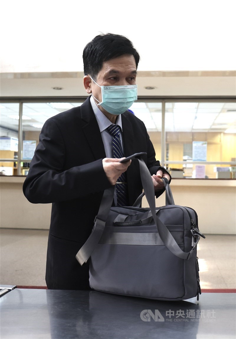 黃景茂、邵琇珮涉及京華城案遭訴,台北地檢署去年9月間對2人限制出境、出海。台北地方法院認為黃、邵仍有限制出境、出海必要,裁定邵自5月3日、黃自5月14日起延長限制出境、出海8月。(中央社檔案照片)
