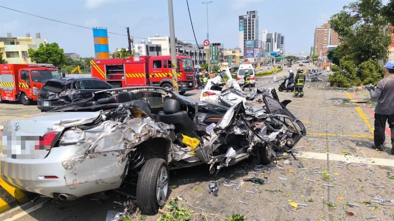 台中市沙鹿區向上路7段與屏西路口27日發生重大車禍,警方表示,聯結車疑煞車失控沿路撞擊10輛汽車、11輛機車及1腳踏車,造成多人受傷送醫。(民眾提供)