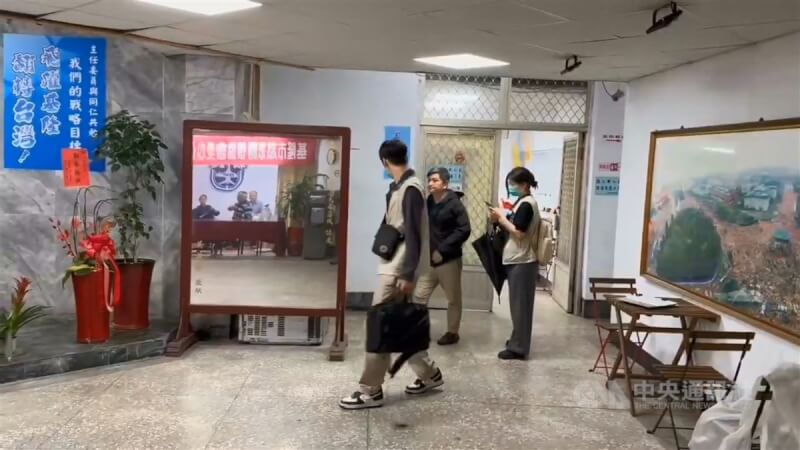 基隆地檢署偵辦罷免民進黨基隆市議員鄭文婷及張之豪案,提議書涉嫌偽造文書,28日上午指揮基隆市調查站,搜索國民黨基隆市黨部。中央社記者王朝鈺攝 114年4月28日