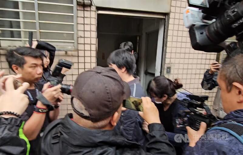 新北地檢署28日偵辦罷免涉不實連署案,指揮搜索國民黨新北市黨部,帶走書記長陳貞容、朱姓書記(右2低頭女子)及三重區黨部執行長羅大宇。中央社記者王鴻國攝 114年4月28日