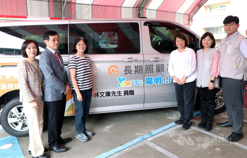 嘉義市民林文庫罹患癌症末期,臨終前交代姊姊林文平(左3)協助捐贈一輛長期照顧交通專車,予陽明醫院暨社團法人嘉義市陽明健康促進會,28日在嘉義市長照管理中心舉行受贈儀式,市長黃敏惠(右3)見證。中央社記者黃國芳攝 114年4月28日