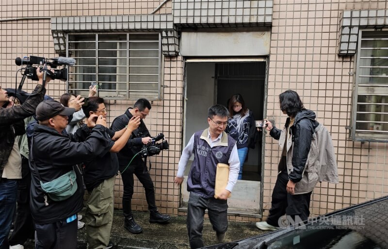 新北地檢署28日偵辦罷免涉不實連署案,指揮搜索國民黨新北市黨部,帶走書記長陳貞容(後,著牛仔褲者)、朱姓書記及三重區黨部執行長羅大宇。中央社記者王鴻國攝 114年4月28日