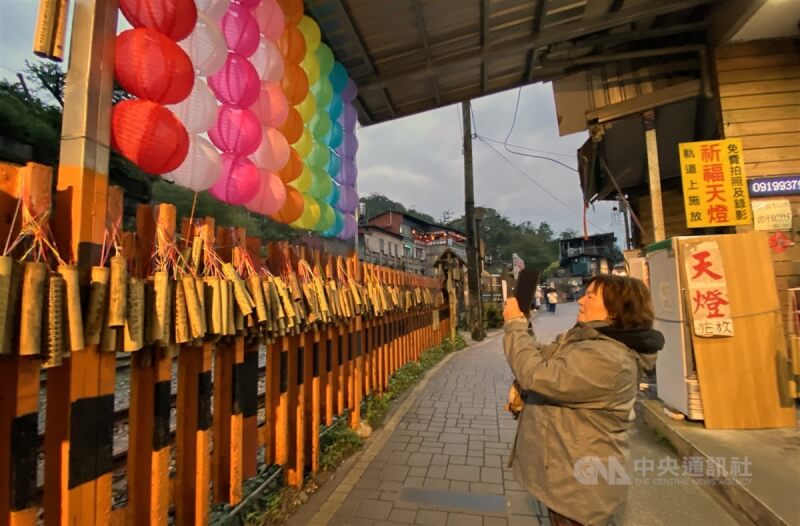 圖為旅客前往平溪、菁桐、十分周邊景點觀光。(中央社檔案照片)