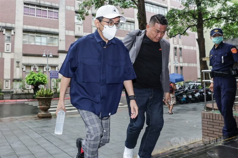 藝人黃子佼(左)。(中央社檔案照片)