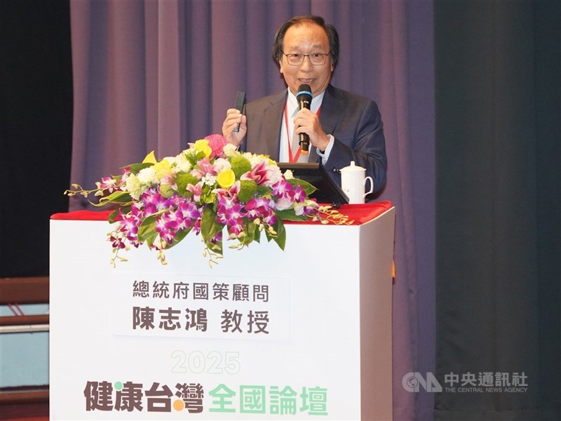 總統府國策顧問陳志鴻(圖)27日下午在台北榮民總醫院介壽堂出席「2025健康台灣全國論壇」,以「健康台灣的願景與推展」為題演講,並回顧2024健康台灣全國論壇的總結,及說明未來推動重點與期許。中央社記者徐肇昌攝 114年4月27日