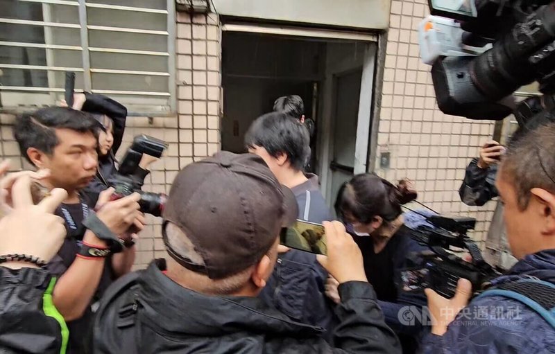 新北地檢署28日偵辦罷免涉不實連署案,指揮搜索國民黨新北市黨部,帶走書記長陳貞容、朱姓書記(右2低頭女子)及三重區黨部執行長羅大宇。中央社記者王鴻國攝 114年4月28日