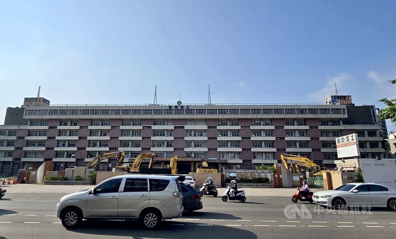 高雄市私立國際高級商工職業學校受少子化影響,於2022年8月停招,原位於苓雅區的校地將變更為捷運開發區及醫學院預定地,校區拆除工程預計4月底開工。中央社記者董俊志攝 114年4月28日