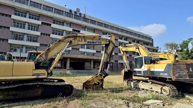 國際高級商工職業學校於2022年8月停招,走入歷史,原位於高雄市苓雅區的校地將變更為捷運開發區及醫學院預定地,校區拆除工程預計4月底開工,期間為顧及行車安全,德安街3巷將封街75天。中央社記者董俊志攝 114年4月28日