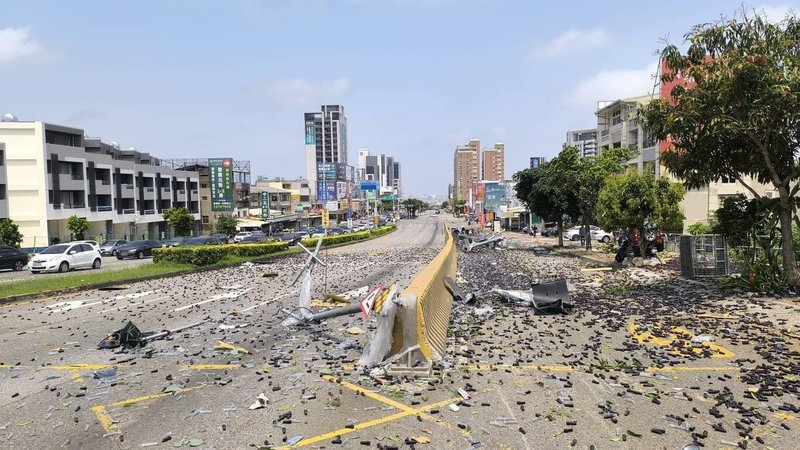 台中市沙鹿區向上路7段與屏西路口27日上午發生車禍,1輛聯結車疑似煞車失控,沿路撞擊20輛汽機車,多個交通號誌以及指標也都遭撞毀,地面滿是物件碎片,一片狼籍。(民眾提供)中央社記者趙麗妍傳真 114年4月28日