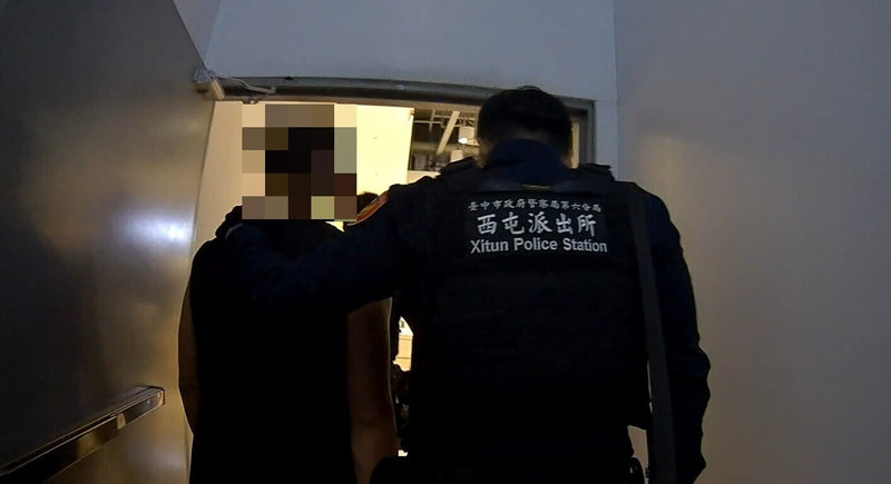 台中市警察局第六分局27日獲報，疑有男子躲在西屯區某量販賣場女廁偷拍，員警到場將嫌疑人帶回，並查扣所持手機，持續擴大追查其他被害人中。（民眾提供）中央社記者郝雪卿傳真  114年4月28日