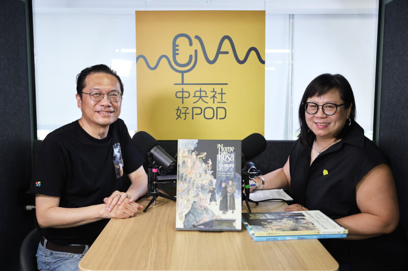 大辣出版社主編洪雅雯(右)分享大辣最新出版書籍—《玫瑰的名字》。由義大利作家翁貝爾托.艾可撰寫原著小說、義大利漫畫家米羅.馬那哈改編為漫畫,讓艱澀的文學作品變得親近易讀。中央社記者趙世勳攝 114年4月22日