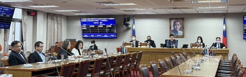 立法院司法及法制委員會28日原邀請立法院秘書長周萬來就立法院議事空間運用現況等議題進行專題報告,但民進黨立委不滿周萬來未出席,迴避國會監督,因此提出臨時提案譴責,並在現場無在野黨立委的情況下通過。中央社記者王揚宇攝 114年4月28日