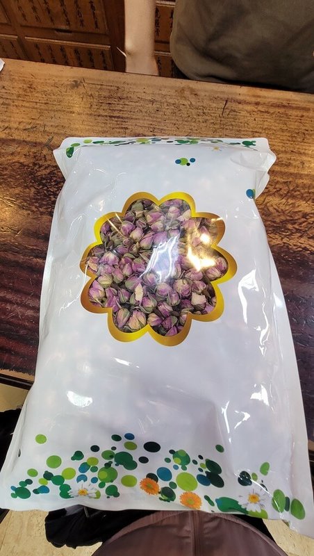 台北市政府衛生局28日公布114年茶葉及花草茶抽驗結果,共抽驗50件,計6件、占12%不合格,不符規定產品已令販售地點的業者下架,其中玫瑰花、桂花各1件,經追查違規產品來源為外縣市業者,已移請所轄衛生局處理。(台北市衛生局提供)中央社記者楊淑閔傳真 114年4月28日