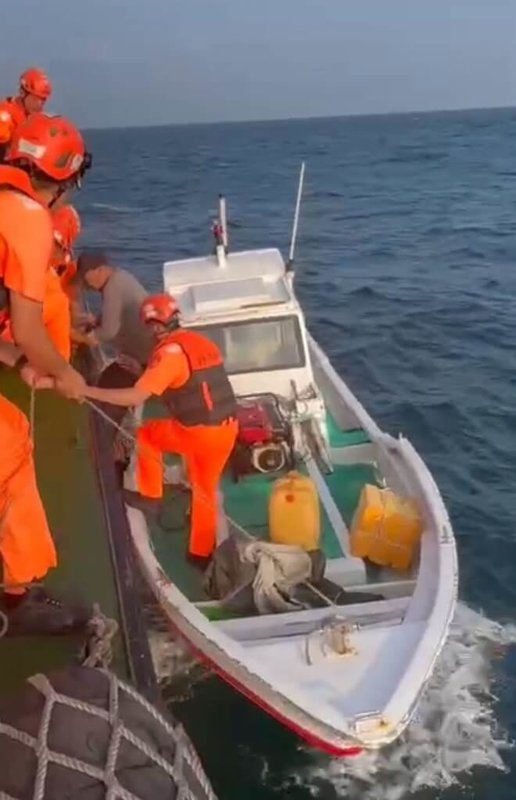 澎湖吳姓船長27日駕駛「榮發3號」自用小船出海夜釣,機件故障在海上漂流,海洋委員會海巡署統合勤務能量及科技偵蒐裝備前往搜索,28日傍晚順利尋獲,人船平安。(海巡提供)中央社 114年4月28日