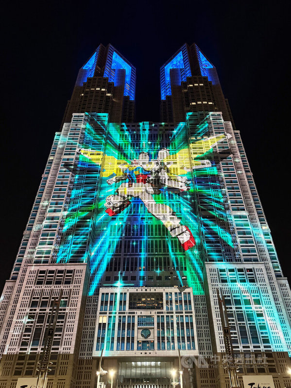 東京都政府為了創造夜間觀光資源,去年2月以來就在東京都廳第一本廳舍上映光雕投影「TOKYO Night & Light」,累計至今約吸引逾60萬人觀賞。本月26日晚間起播放有關機動戰士鋼彈的光雕投影秀。中央社記者楊明珠東京攝 114年4月28日