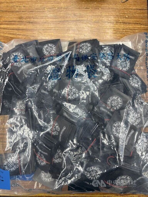 台北市警方在內湖區執行路檢勤務時，查獲販毒藥頭陳姓男子和大量毒品咖啡包，長期偵搜溯源查出其上游為劉姓藥頭，且2人利用陳姓運將協助載運毒品，佯裝載客方式以規避查緝，警方日前將3嫌拘提到案，依涉販賣、運輸第三級毒品等罪送辦。（翻攝照片）中央社記者黃麗芸傳真  114年4月28日