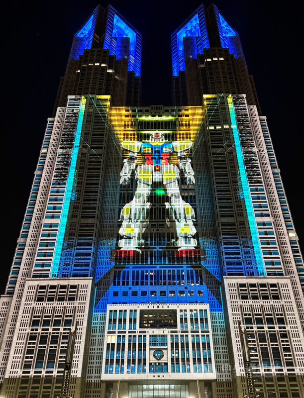 東京都廳(東京都政府辦工大樓)第一本廳舍大樓外牆的光雕投影「TOKYO Night & Light」活動4月26日晚間起放映鋼彈光雕投影秀,第一晚就吸引約4000人觀賞。中央社記者楊明珠東京攝 114年4月28日