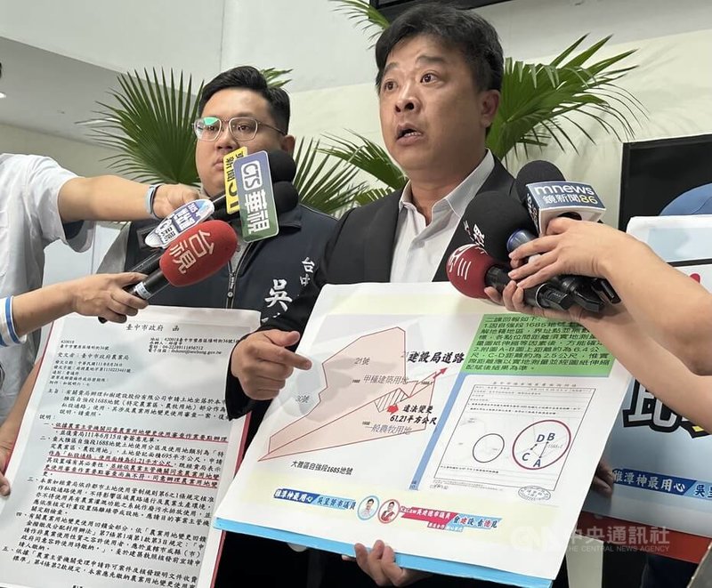 台中市議會28日召開財政業務質詢,國民黨市議員吳呈賢(右)指出,市府農業局違法變更農地作為私設通道,讓建地容積暴增,要求市府調查釐清。中央社記者趙麗妍攝 114年4月28日