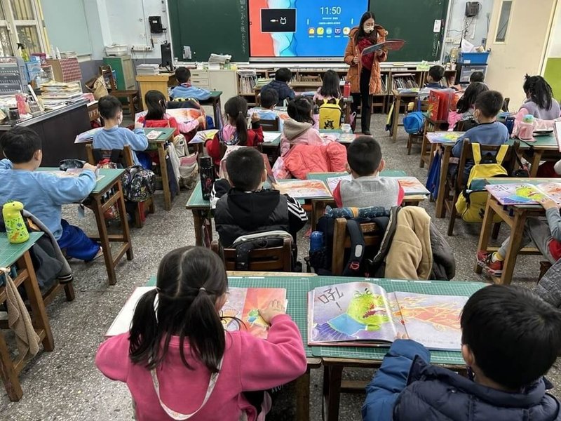 教育部29日發布新聞稿,介紹各校推動心理健康的案例。其中,桃園市茄苳國小教師引導學生,透過繪本故事與遊戲,學習認識自己的情緒,以及如何與同學良好互動。(教育部提供)中央社記者陳至中台北傳真 114年4月29日