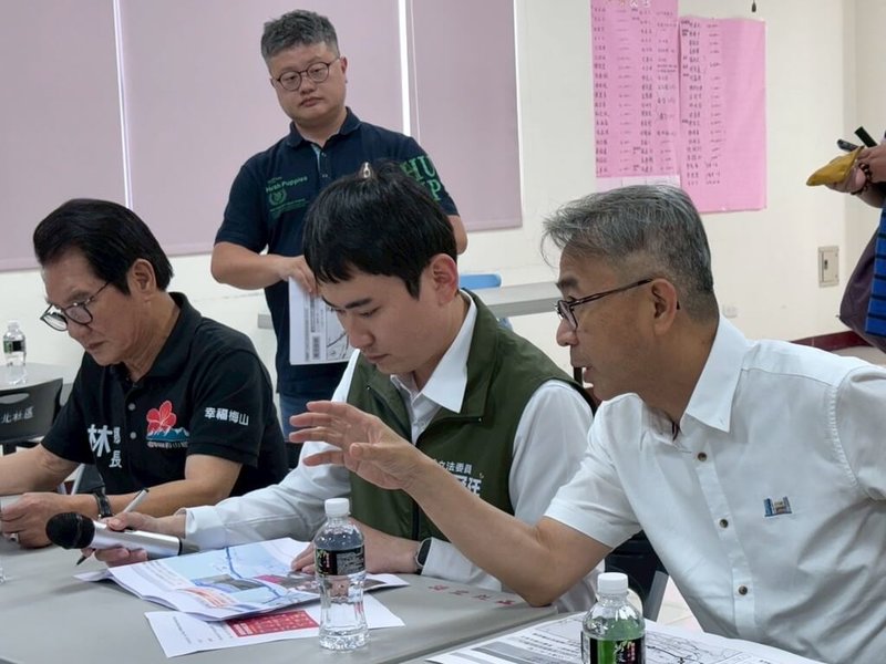 國道3號梅山交流道往嘉義縣梅山公園的台3線路段假日經常塞車,民進黨立委陳冠廷(前右2)29日邀集相關單位舉行「嘉義縣梅山鄉台3線拓寬」討論會議,聆聽各方意見。(陳冠廷提供)中央社記者蔡智明傳真 114年4月29日