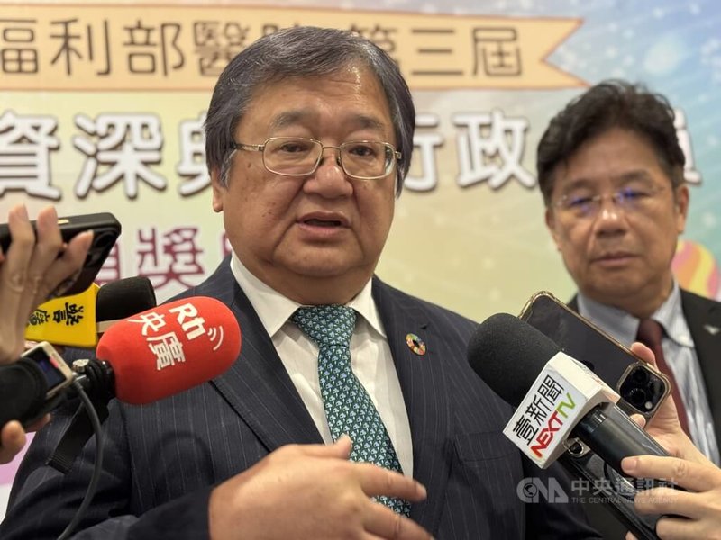 總統賴清德近日提到花蓮縣秀林鄉「論人計酬」計畫很成功。衛福部長邱泰源(左)29日受訪時說,花蓮秀林做得相當成功,「以人為中心」給病人完整照顧,接下來預計擴大花東全區試辦,沒有限制一個疾病或是一個單位。中央社記者沈佩瑤攝 114年4月29日