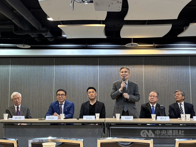 對外關係協會29日舉辦「美國總統川普就職百日座談會」,邀請政大外交系兼任教授鄧中堅(左起)、台灣產經建研社理事長洪奇昌、國民黨立委林沛祥、東吳大學端木愷校長講座教授林碧炤、淡江大學戰略研究所兼任副教授黃介正、對外關係協會資深顧問謝武樵等人與會。中央社記者高華謙攝 114年4月29日