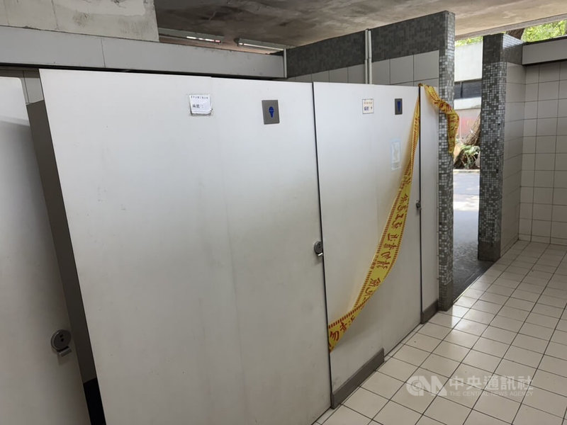 台北市萬華區青年公園29日被發現有人陳屍公廁內,警消緊急破壞公廁門後發現,死者陳姓老翁已明顯死亡且呈現屍僵,但現場並無外力破壞或輕生跡象,不排除是在如廁過程時不慎跌倒。(翻攝照片)中央社記者黃麗芸傳真 114年4月29日