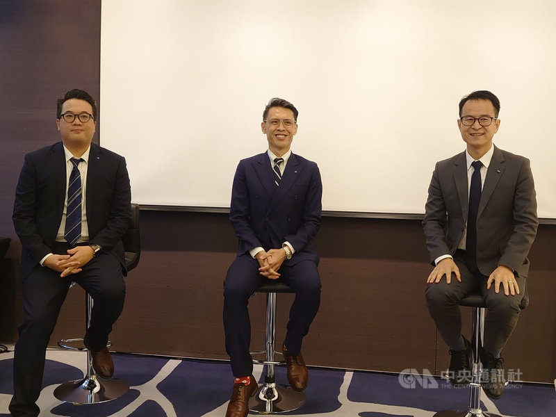 蔡司29日舉行媒體交流會,蔡司台灣總經理章平達(中)表示,蔡司將擴大投資台灣,自2024年起10年內在台灣投資新台幣100億元,2025年預計擴增50人,並將於5月宣布AI相關新投資案。中央社記者張建中攝 114年4月29日