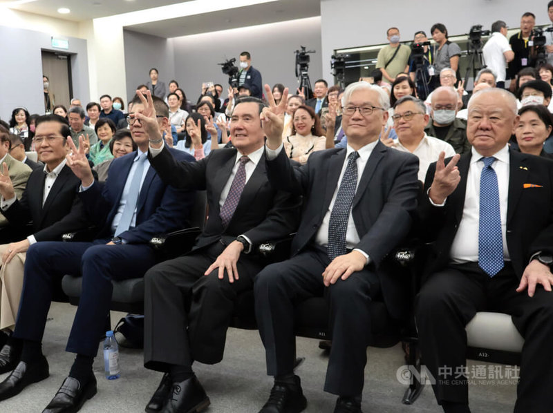 海峽兩岸經貿文化交流協會（海貿會）29日下午在政大公企中心召開「和平之旅20週年的回顧與前瞻」紀念座談會，前國民黨副秘書長張榮恭（前排左起）、國民黨副主席連勝文、前總統馬英九、國民黨副主席夏立言、三三企業交流會理事長林伯豐等人與會。中央社記者李雅雯攝  114年4月29日